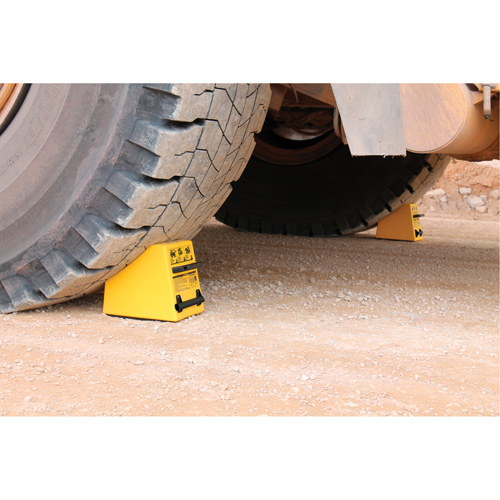 Cale de roue ultra-robuste pour l'exploitation mini&egrave;re Checkers Safety, PEHD, Jaune, 14-1/2" la x 17-1/2" p x 16" h Groupe Generik