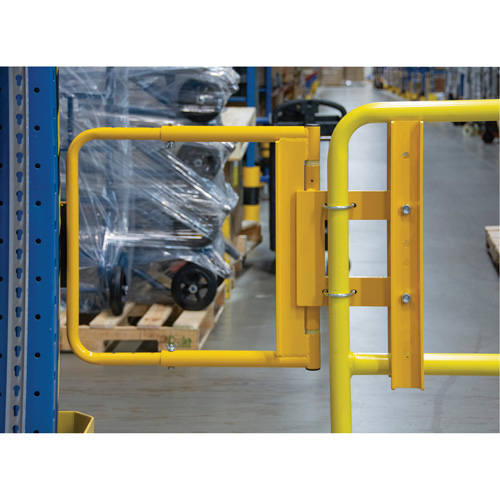 Safety Swing Gate, 21" H x 16" - 26" W Groupe Generik