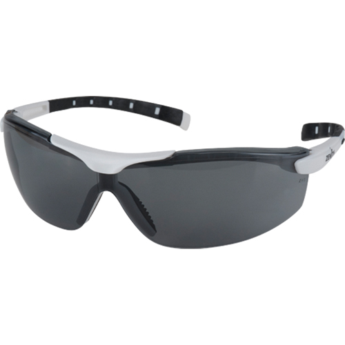 Lunettes de s&eacute;curit&eacute; s&eacute;rie Z1500, Lentille Grise/fum&eacute;e, Anti-&eacute;gratignures, R&eacute;pond ou surpasse la norme CSA Z94.3 Groupe Generik