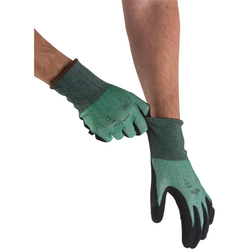 Gants l&eacute;gers et haute dext&eacute;rit&eacute; r&eacute;sistants &agrave; la coupe, Taille 11, Calibre 21, Rev&ecirc;tement Mousse de nitrile, Enveloppe en Acier inoxydable/PEHP, ASTM ANSI niveau A3 Groupe Generik