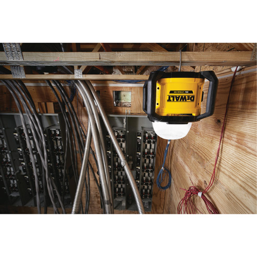 Baladeuse polyvalent sans fil Tool Connect 20V Max, DEL, 5000 lumens, Boîtier en Plastique Groupe Generik