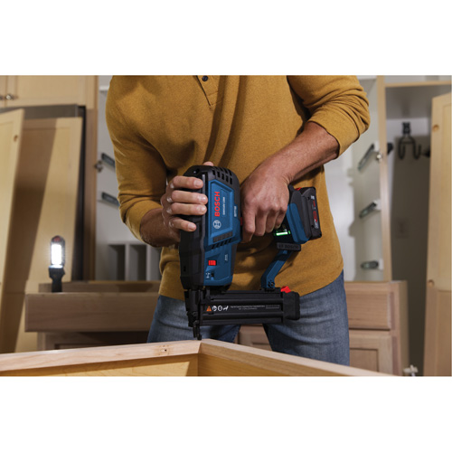 Brushless 18-Gauge Brad Nailer Kit with Standard Power Battery, 18 V, Lithium-Ion Groupe Generik