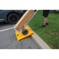 Rampe de trottoir portable en poly pour diable, Capacit&eacute; de 1000 lb, 27" la x 27" lo Groupe Generik