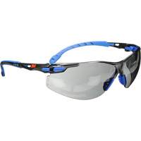 Lunettes de s&eacute;curit&eacute; Solus avec lentilles Scotchgard, Lentille Grise/fum&eacute;e, Antibu&eacute;e, R&eacute;pond ou surpasse la norme CSA Z94.3 Groupe Generik