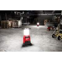 Lampe de chantier M18 Radius et chargeur avec One-Key, DEL, 4800/9000/2500 lumens, Boîtier en Plastique Groupe Generik